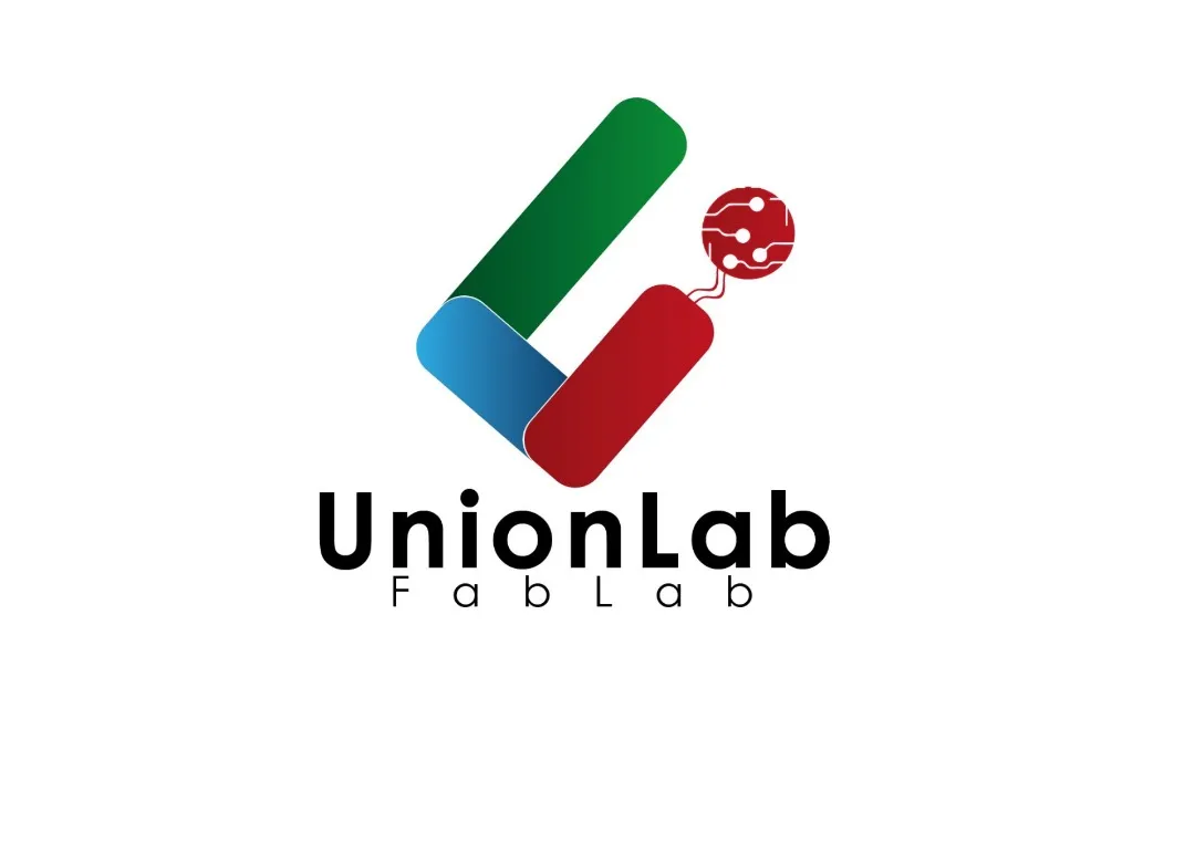 C'est un logo dynamique et moderne pour UnionLab FabLab, qui représente visuellement l'innovation et l'esprit collaboratif. Les couleurs vives symbolisent les domaines de la technologie, des sciences et de l'éducation, tout en mettant l'accent sur l'engagement de l'association à développer des compétences numériques et à offrir des solutions technologiques aux jeunes. L'élément graphique avec le circuit intégré souligne l'aspect numérique et technologique, tandis que le nom "UnionLab FabLab" est clairement
