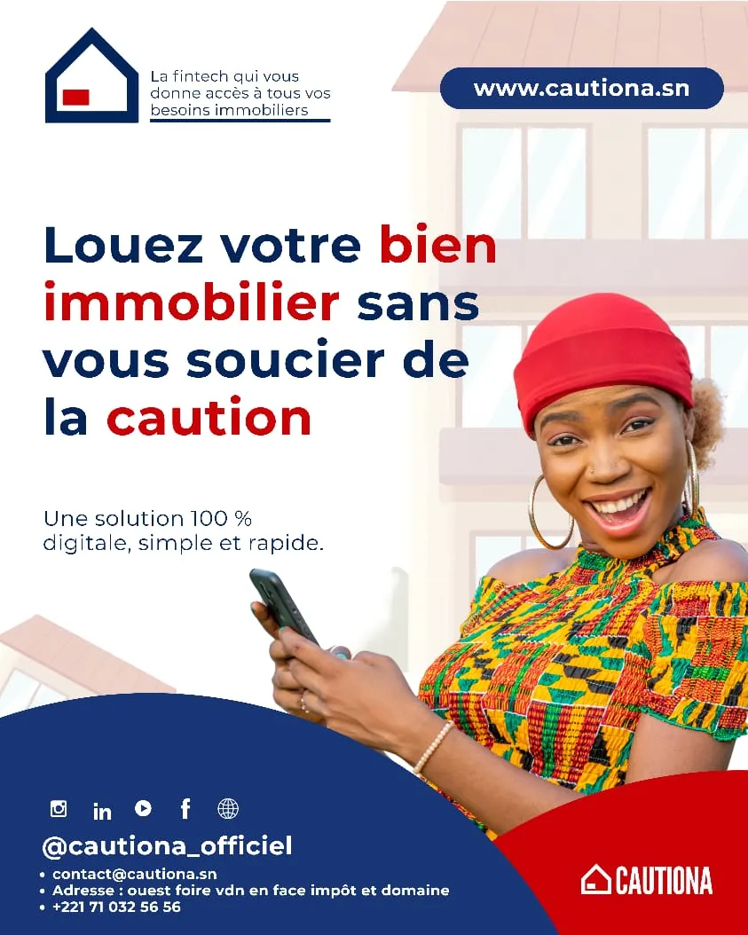 Image d'une femme joyeuse en manipulant son téléphone pour voir les options qu'offre cautiona sur son application 