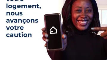 Image d'une fille qui montre l'application cautiona sur son téléphone pour inciter les locataires à utiliser l'application cautiona