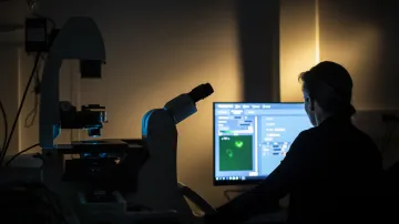 Chercheur devant le microscope